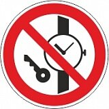 Знак P27 "Запрещается иметь при (на) себе металлические предметы (часы и т.п.)" 200x200 мм